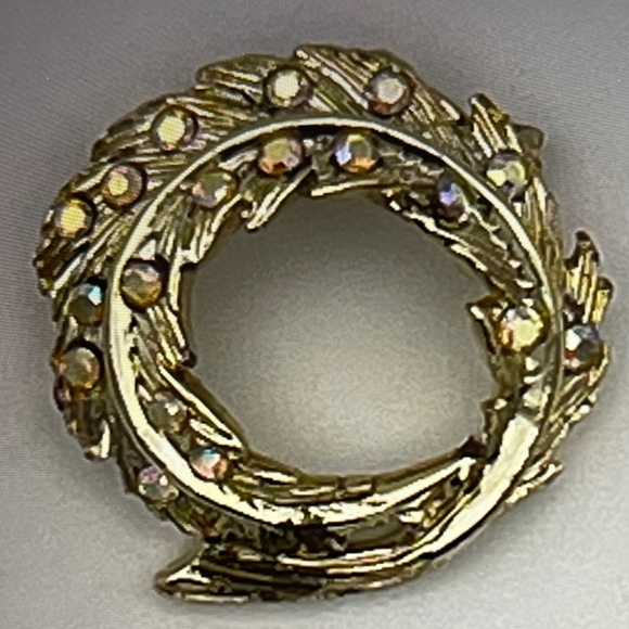 Aurora Borealis Rhinestone Gold tone Circle Leaf Pin Brooch Vintage - Picture 6 of 6